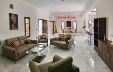 Superbe villa neuve épurée située dans un Domaine, proche de la mer, de la route et du Saly Center. Mobilier et équipements de qualité.