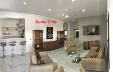 Superbe villa neuve épurée située dans un Domaine, proche de la mer, de la route et du Saly Center. Mobilier et équipements de qualité.