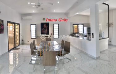 Superbe villa neuve épurée située dans un Domaine, proche de la mer, de la route et du Saly Center. Mobilier et équipements de qualité.