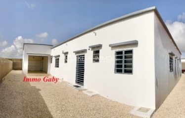 Superbe villa neuve épurée située dans un Domaine, proche de la mer, de la route et du Saly Center. Mobilier et équipements de qualité.