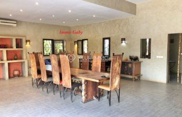 Villa de plain-pied située dans un quartier résidentiel entre Ngaparou et Nguerign. Grand jardin arboré.