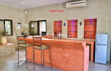 Villa de plain-pied située dans un quartier résidentiel entre Ngaparou et Nguerign. Grand jardin arboré.