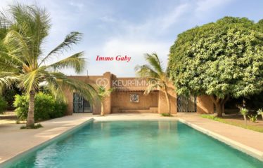 Villa de plain-pied située dans un quartier résidentiel entre Ngaparou et Nguerign. Grand jardin arboré.