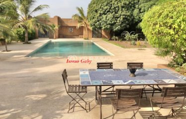 Villa de plain-pied située dans un quartier résidentiel entre Ngaparou et Nguerign. Grand jardin arboré.