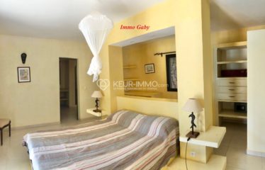 Villa de plain-pied située dans un quartier résidentiel entre Ngaparou et Nguerign. Grand jardin arboré.