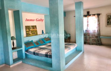 Villa de plain-pied située dans un quartier résidentiel entre Ngaparou et Nguerign. Grand jardin arboré.