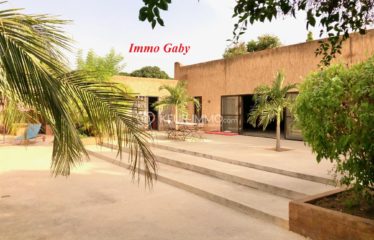 Villa de plain-pied située dans un quartier résidentiel entre Ngaparou et Nguerign. Grand jardin arboré.