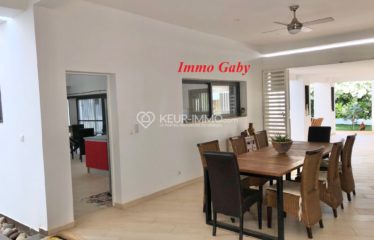 NGUERINE : Villa neuve d’Architecte située dans un Domaine, quartier calme et sécurisé.