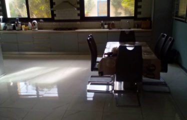 WARANG : Villa à vendre 3 chambres + 4 éléments locatifs proche mer