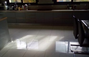 WARANG : Villa à vendre 3 chambres + 4 éléments locatifs proche mer