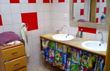 WARANG : Villa à vendre 3 chambres + 4 éléments locatifs proche mer