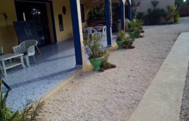 WARANG : Villa à vendre 3 chambres + 4 éléments locatifs proche mer