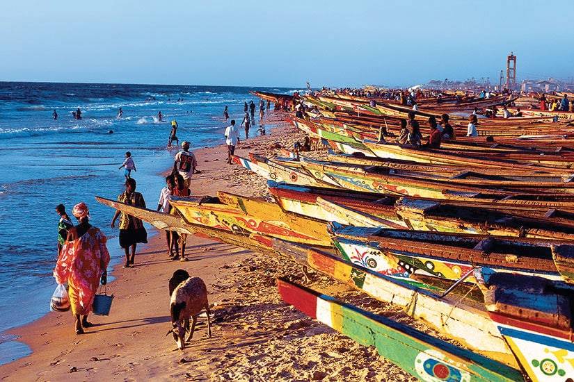 saly sénégal Pirogues colorées sur la plage de Saly au Sénégal