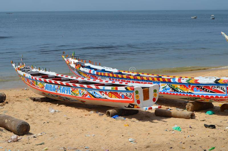 saly sénégal Barques pour touristes sur le sable de Saly