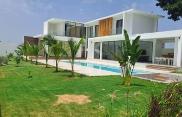 NGUERIGNE : Villa de standing 4 chambres aux grands volumes d’une superficie de 350 m2