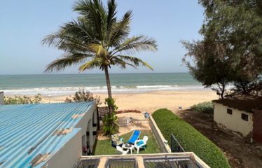 NDAYANE : Charmante villa à vendre « Les pieds dans l’eau »