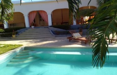 NGAPAROU : Villa 3 chambres à vendre bord de mer au cachet unique