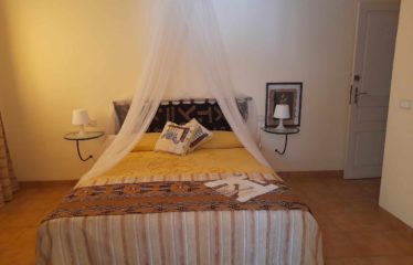 NGAPAROU : Villa 3 chambres à vendre bord de mer au cachet unique