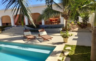 NGAPAROU : Villa 3 chambres à vendre bord de mer au cachet unique