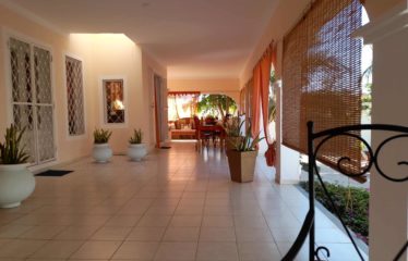 NGAPAROU : Villa 3 chambres à vendre bord de mer au cachet unique