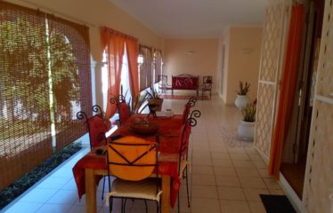 NGAPAROU : Villa 3 chambres à vendre bord de mer au cachet unique