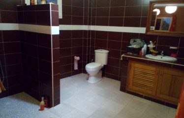 NGAPAROU : Charmante villa R+2 proche de la mer à vendre