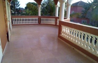 NGAPAROU : Charmante villa R+2 proche de la mer à vendre