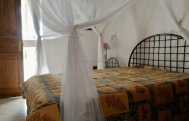 SALY : Villa restaurée à vendre en résidence bord de plage