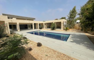 NGUERIGNE : Villa de standing , 3 chambres, 1 studio et piscine