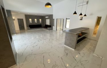 NGUERIGNE : Villa de standing , 3 chambres, 1 studio et piscine