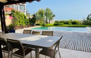 NGAPAROU : Villa contemporaine à vendre pieds dans l’eau