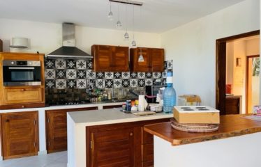 NGAPAROU : Villa contemporaine à vendre pieds dans l’eau