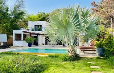 NGAPAROU : Villa contemporaine à vendre pieds dans l’eau