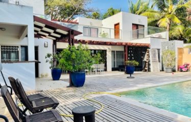 NGAPAROU : Villa contemporaine à vendre pieds dans l’eau