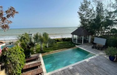 NGAPAROU : Villa contemporaine à vendre pieds dans l’eau