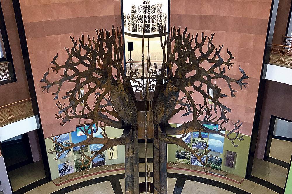 musée de la civilisation noire dakar plateau Photo de la sculpture du baobab géant à l'entrée du Musée de la Civilisation Noire dans le quartier du Plateau à Dakar