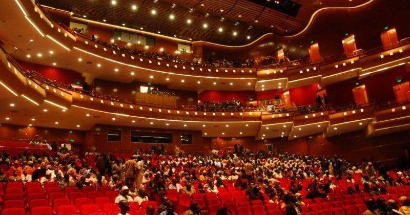 théatre daniel sorano dakar plateau Théâtre Daniel Sorano avec des spectateurs assistant à une pièce