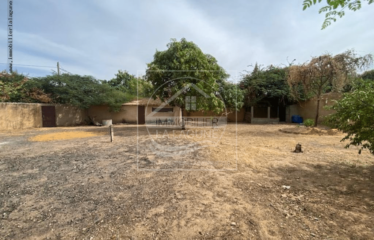 SALY : Beau terrain à vendre clôturé de 611m2 avec garage à 600m de la mer