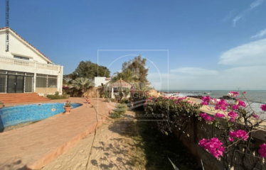 NGAPAROU : Villa à rénover à vendre en 1ere ligne mer, 24 mètres de façade mer