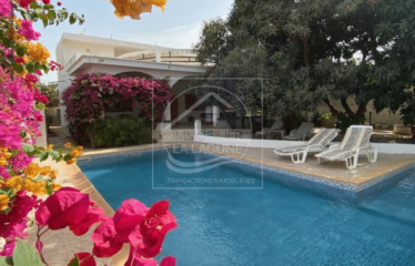 SOMONE : Villa en R+1 à vendre à 250m de la mer 5 chambres