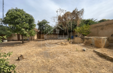 SALY : Beau terrain à vendre clôturé de 611m2 avec garage à 600m de la mer