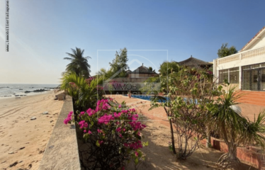 NGAPAROU : Villa à rénover à vendre en 1ere ligne mer, 24 mètres de façade mer