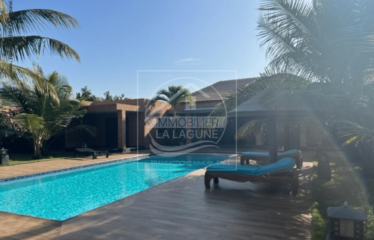 NGAPAROU : Villa haut standing à vendre sur 1550m2 de terrain 4 chambres