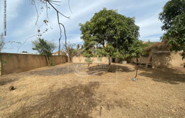 SALY : Beau terrain à vendre clôturé de 611m2 avec garage à 600m de la mer