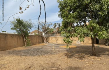 SALY : Beau terrain à vendre clôturé de 611m2 avec garage à 600m de la mer