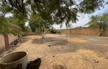 SALY : Beau terrain à vendre clôturé de 611m2 avec garage à 600m de la mer