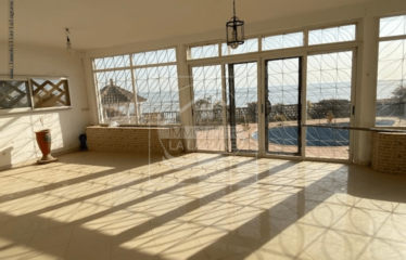 NGAPAROU : Villa à rénover à vendre en 1ere ligne mer, 24 mètres de façade mer