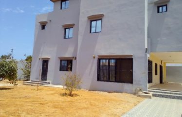 NGAPAROU : Bâtisse originale de 6 chambres à vendre