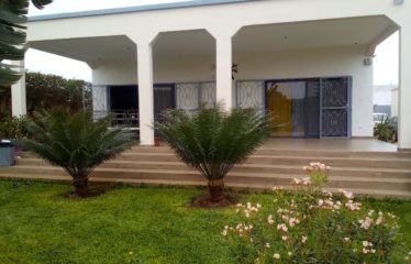 MALICOUNDA : Villa contemporaine 3 chambres avec son jardin luxuriant à vendre