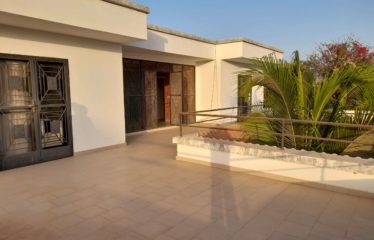 NGUERIGNE : Villa 4 chambres à vendre en R+1 avec piscine